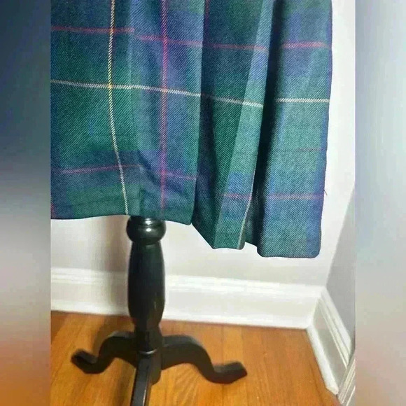 Vintage. Pendleton Petite Virgin Wool Green Plaid Pencil Skirt. Leather Strap. - Picture 4 of 10